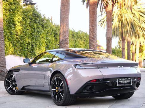 Used 2023 Aston Martin DB11 Coupe image 2