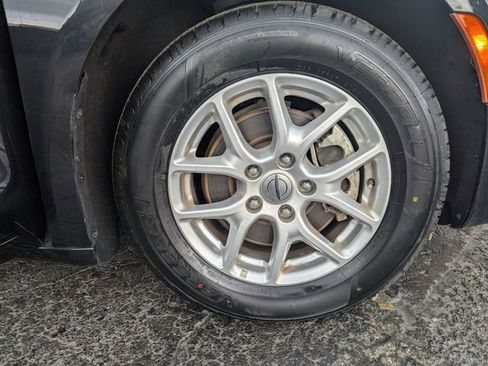 Used 2023 Chrysler Pacifica Touring-L FWD image 35