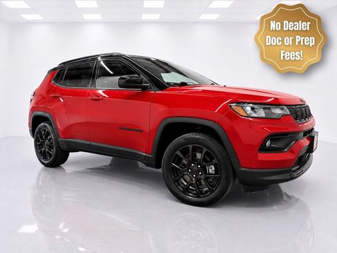 Used 2023 Jeep Compass Latitude w/ Sun and Sound Group AWD/4WD image 2