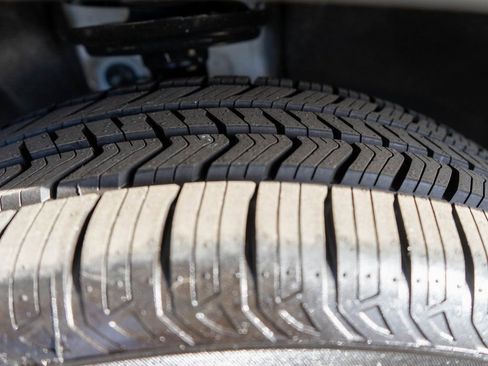 Used 2023 Chevrolet Traverse RS image 41