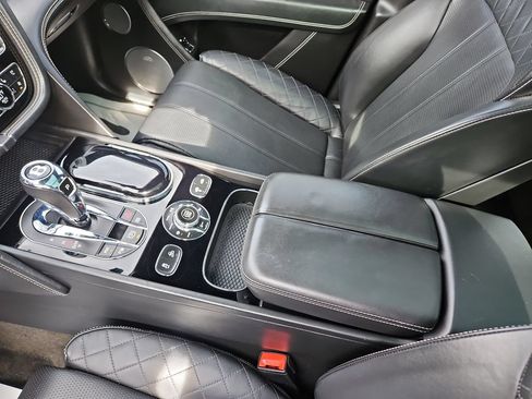 Used 2017 Bentley Bentayga AWD/4WD image 25