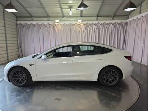 Used 2019 Tesla Model 3 Standard Range image 4
