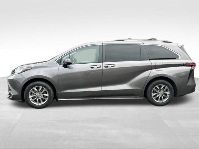 Used 2022 Toyota Sienna XLE AWD/4WD image 2