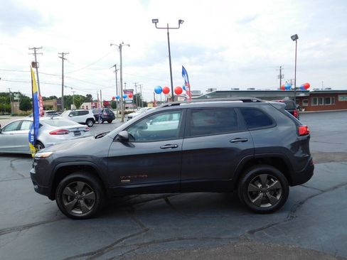 Used 2017 Jeep Cherokee Latitude w/ Cold Weather Group AWD/4WD image 2