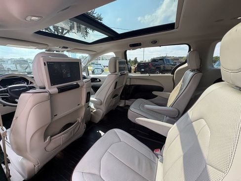 Used 2017 Chrysler Pacifica Limited FWD image 26