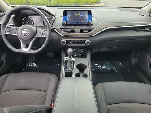 Used 2025 Nissan Altima 2.5 SV image 9