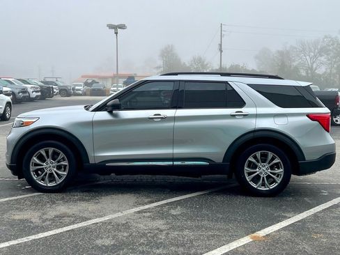 Used 2021 Ford Explorer XLT w/ Equipment Group 202A image 9