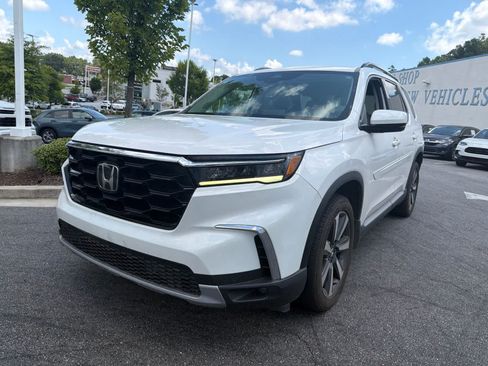 Used 2025 Honda Pilot Touring image 1