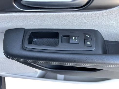 Used 2023 Chrysler Pacifica Touring-L FWD image 27