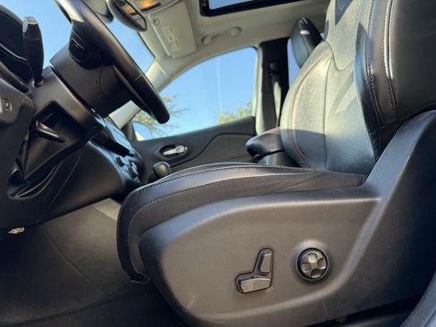 Used 2019 Jeep Cherokee Trailhawk image 8