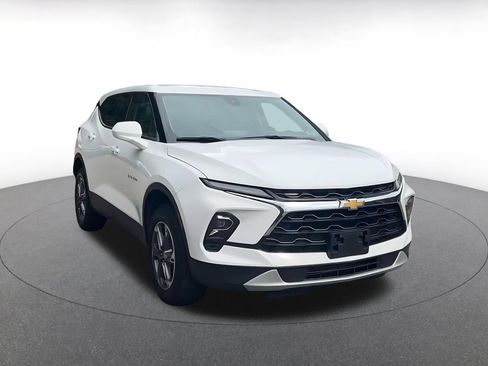 Used 2025 Chevrolet Blazer LT FWD image 3