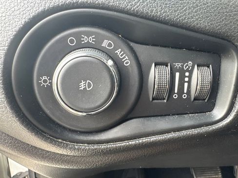 Used 2017 Jeep Renegade Latitude FWD image 16