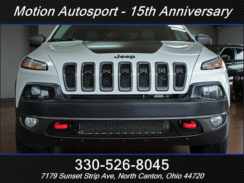 Used 2017 Jeep Cherokee Trailhawk w/ Cold Weather Group AWD/4WD image 3