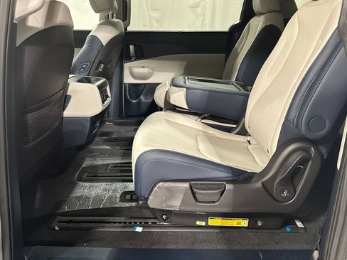 New 2026 Kia Carnival SX w/ SX Dark Edition Package FWD image 5