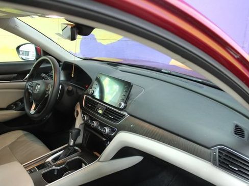 Used 2018 Honda Accord Touring image 12