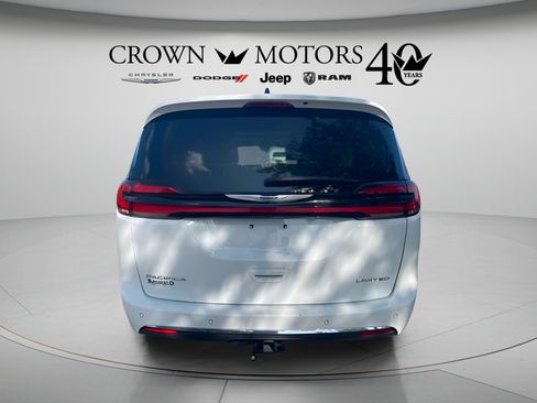 Used 2023 Chrysler Pacifica Limited w/ Trailer Tow Group FWD image 12