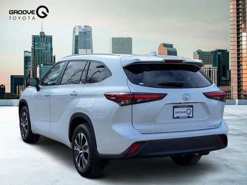 Used 2025 Toyota Highlander XLE image 3