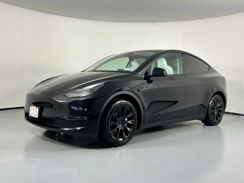 Used 2022 Tesla Model Y Long Range image 3