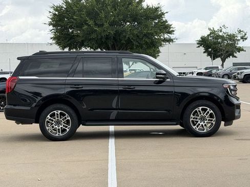 Used 2025 Ford Expedition Active AWD/4WD image 3