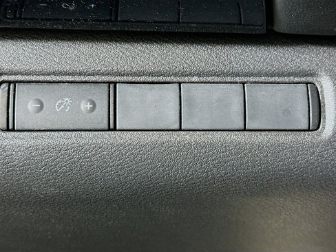 Used 2024 Nissan Pathfinder S image 16