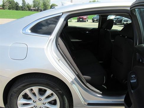 Used 2018 Chevrolet Malibu LT image 16