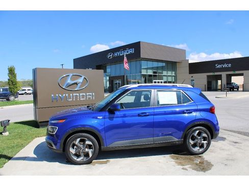 Used 2024 Hyundai Venue Limited image 2