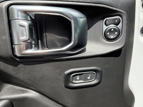 Used 2024 Jeep Wrangler Unlimited Rubicon AWD/4WD image 14