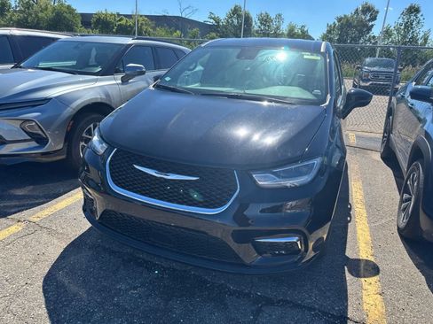 Used 2025 Chrysler Pacifica Select FWD image 3