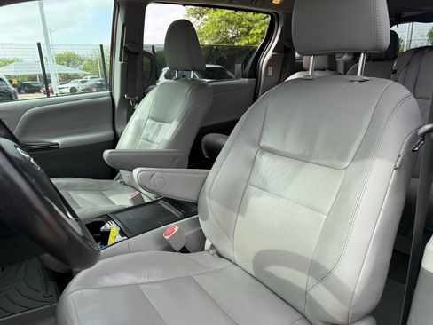 Used 2018 Toyota Sienna XLE image 14