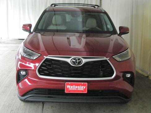 Used 2024 Toyota Highlander XLE image 4