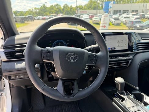 Used 2025 Toyota Camry SE w/ Convenience Package FWD image 8