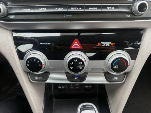 Used 2019 Hyundai Elantra SE FWD image 19
