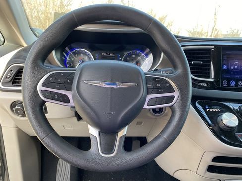 Used 2017 Chrysler Pacifica Touring Plus image 7