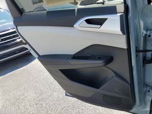 Used 2025 Volkswagen Taos SE w/ Panoramic Sunroof Package FWD image 19