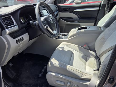 Used 2015 Toyota Highlander Plus FWD image 2