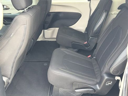 Used 2023 Chrysler Voyager LX image 17