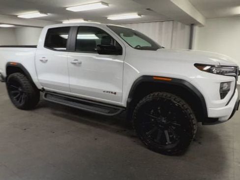 Used 2025 GMC Canyon AT4 image 2
