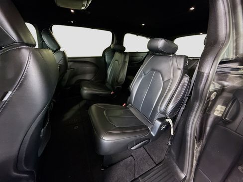 Used 2020 Chrysler Pacifica Touring-L w/ S Appearance Package image 25