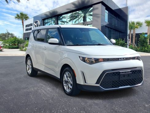 Used 2023 Kia Soul LX w/ LX Technology Package FWD image 3