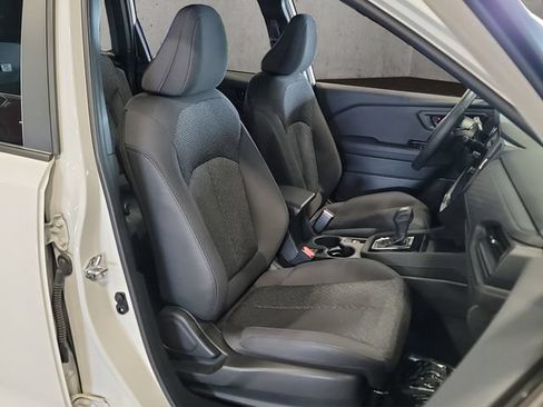 Used 2025 Subaru Forester Premium AWD/4WD image 32