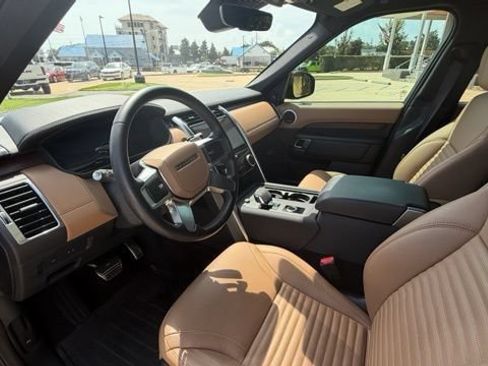 Used 2023 Land Rover Discovery Metropolitan Edition AWD/4WD image 13