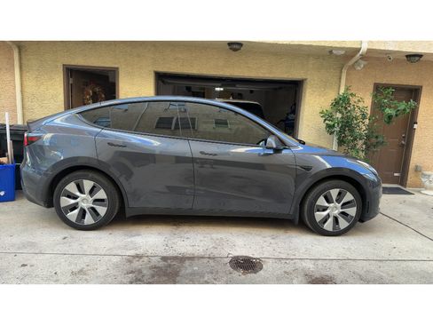 Used 2022 Tesla Model Y Long Range AWD/4WD image 3