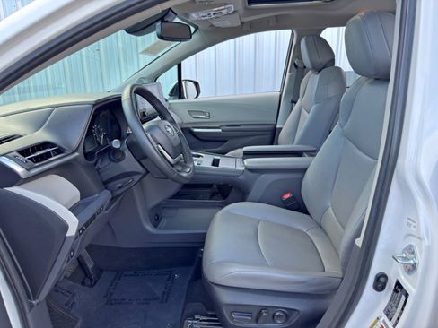 Used 2023 Toyota Sienna XLE w/ XLE Plus Package image 16