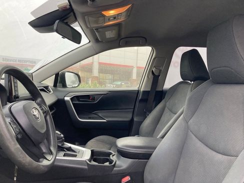 Used 2019 Toyota RAV4 LE image 9
