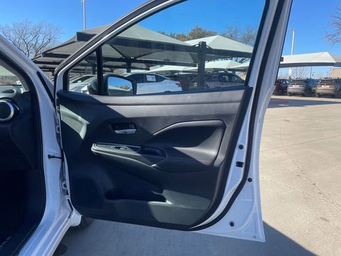 New 2025 Nissan Versa SR w/ Trunk Package FWD image 34