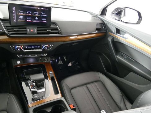 Used 2023 Audi Q5 2.0T Premium w/ Convenience Package image 9