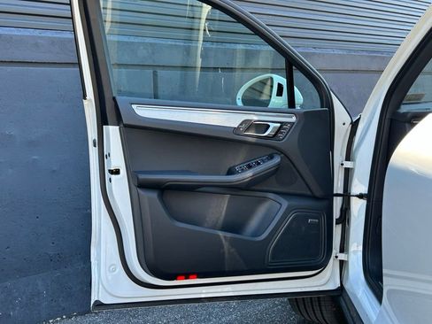 Certified 2026 Porsche Macan image 19