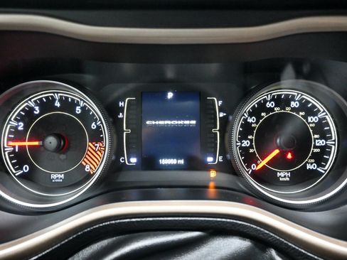 Used 2015 Jeep Cherokee Latitude w/ Cold Weather Group AWD/4WD image 8