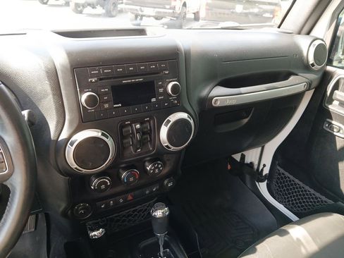 Used 2016 Jeep Wrangler Unlimited Rubicon w/ Max Tow Package image 18