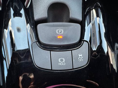 Used 2022 Toyota C-HR XLE image 23